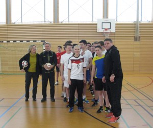 Unsere Schulleiterin Andrea Frings begrüßte die beiden Ex-Bundesliga-Profis und bedankte sich für die Übungseinheit – diese Möglichkeit bekommen die Schüler schließlich nicht alle Tage
