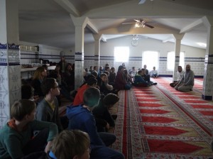 Der Moscheebesuch fand im Rahmen des interreligiösen Gesprächsangebotes „Rund um Religion im Alltag“ statt. Kooperationspartner ist die Stabsstelle für Integration und das Kommunale Integrationszentrum der Stadt Bonn.