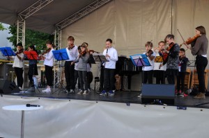 Unterstufenstreicher „Kiddystrings“ auf dem Godesberger Marktplatz; Foto: Gonpix