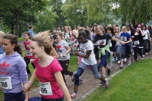 Es geht nicht nur um den Sport: Zwar werden die Schülerinnen und Schüler der ESG beim Crosslauf versuchen, so viele Bestzeiten wie möglich zu laufen, doch die Veranstaltung hat auch einen politischen und sozialen Hintergrund. Mit dem Lauf wendet sich die ESG gegen jegliche Formen von Extremismus und fordert zu mehr Toleranzbewusstsein auf.