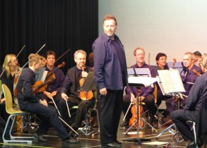 Mozart mal anders: Auf interessante und unterhaltsame Art und Weise brachte das Beethoven-Orchester Bonn durch ein Gesprächskonzert vielen ESG-Schülern das Leben des großen Komponisten näher.