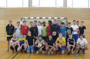 Ein einmaliges Erlebnis: Die Schüler unserer Fußballteams ließen sich am Mittwochmorgen von den Ex-Bundesliga-Profis Marcel Witeczek (ehemals u.a. FC Bayern) und Michael Klinkert (Schalke und Mönchengladbach) trainieren.