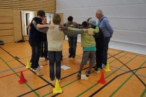 Stationenlauf Die Schüler der Klassen 5 bis 7 mussten vormittags in einem Stationenlauf zahlreiche Aufgaben bewältigen , die gemäß dem Motto mit Mut zu tun hatten.