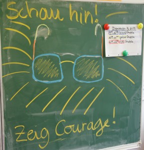 Motto-Tafel Die Feierlichkeiten unter dem Motto "SCHAU HIN - ZEIG COURAGE!" fanden am 21. September 2011 statt.