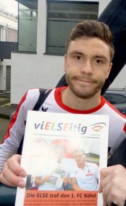 Der Elfmeter-Held Jonas Hector mit unserer Schülerzeitung ELSE.