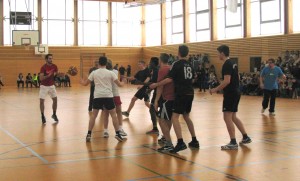 Einen tolle Sportstunde zum Abschluss des Langtags am 4. Februar erlebten alle Anwesenden in der Sporthalle: Eine Lehrerauswahl forderte einige Zehntklässler zu einem Basketballspiel heraus.