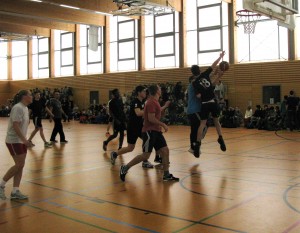 Alle Fünft- und Sechstklässler versammelten sich auf der Tribüne in der Halle und sorgten so für eine tolle Kulisse.