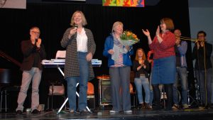 v.l.n.r. Thomas Neuhoff (Philharmonischer Chor/Bach-Verein Köln), Andrea Frings (Schulleiterin), Dr. Eva de Voss (Philharmonischer Chor), Sigrid Haefs (Lehrerin)