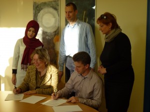 Den Kooperationsvertrag unterschrieben Schulleiterin Andrea Frings und Herr Gerhard Loosch, einer der Geschäftsführer von GLAMUS, in der zweiten Reihe sehen Sie (v.l.n.r.) Frau Ari (?), Mitarbeiterin an der Hochschule Bonn-Rhein-Sieg, Guido Meyer von der Elisabeth-Selbert-Gesamtschule, der die Kooperation organisiert, und Frau Simone Matthaei von der Hochschule Bonn-Rhein-Sieg, die das Projekt organisatorisch begleitete.