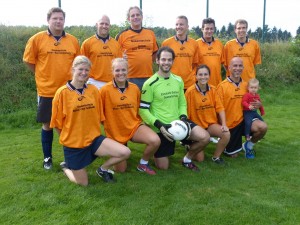 Traten als ESG-Elf für unsere Schule beim Lehrer-Fußballturnier an (hinten, von links nach rechts): Sven Schog, Nils Dahmen, Maher Doukmak, Jan Hoenig, Schulbegleiter Samir, Christoph Steinwede, (vorne, von links nach rechts) Steffi Steinwede, Marieke Nannen, Julian Hinn, Julia Dams, Faruk Osmani mit Lotta Steinwede